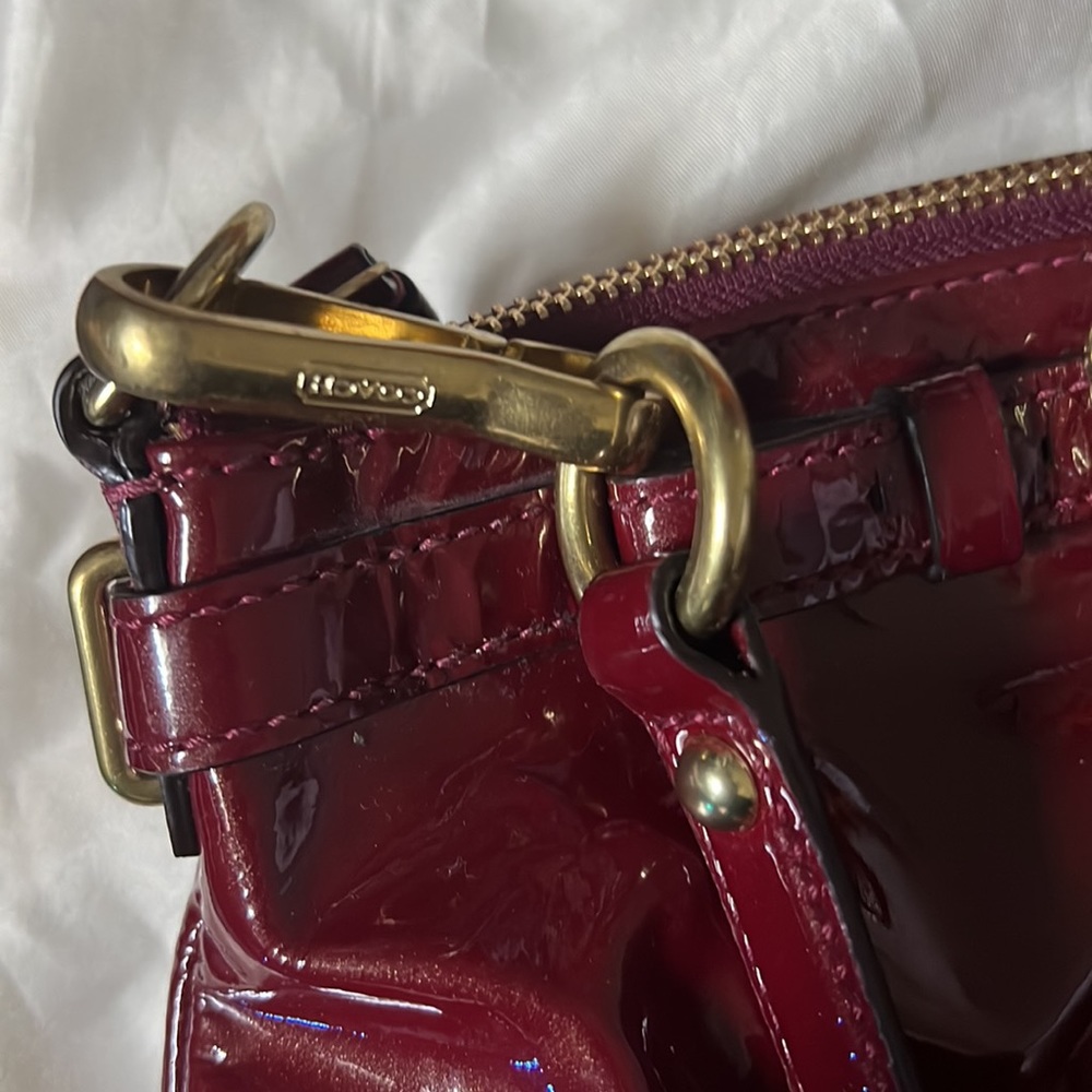 COACH: Large burgundy patent top handle bag with crossbody strap - Picture 10 of 12